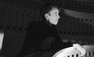 Mats Erlandsson lutar sig mot en balustrad