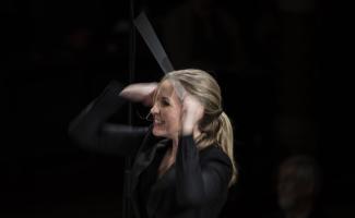 Cathrine Winnes dirigerar med ett brett leende