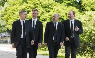 Musikerna i Stenhammarkvartetten går i ett vårlikt landskap