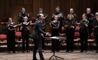 Gustaf Sjökvists Kammarkör och dirigent Florian Benfer. Foto: Hampus Andersson