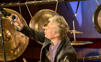 Jonny Axelsson omgiven av slagverksinstrument