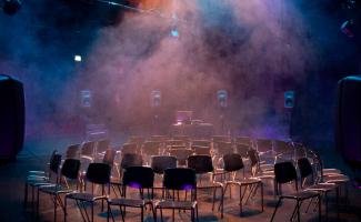 Dunkelt ljussatt lokal med ambisonics-högtalaruppsättning