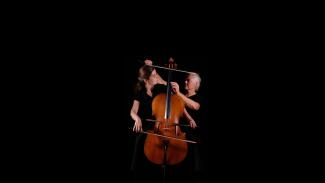 Cellisterna Séverine Ballon och Åsa Åkerberg spelar samtidigt på ett instrument