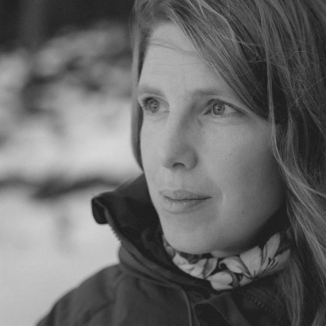 Mirja Palo blickar ut i fjärran