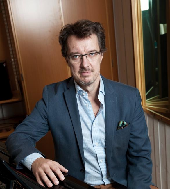 Petter Sundkvist lutar sig mot en flygel
