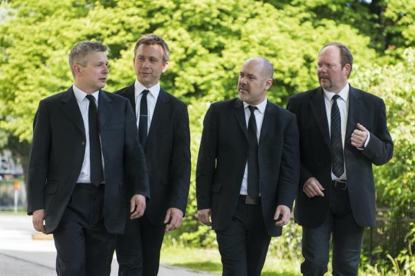 Stenhammarkvartettens medlemmar promenerar en sommardag