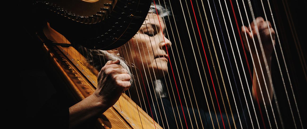 Laura Stephenson, harpist i KammarensembeN. Foto: Adam Wrafter