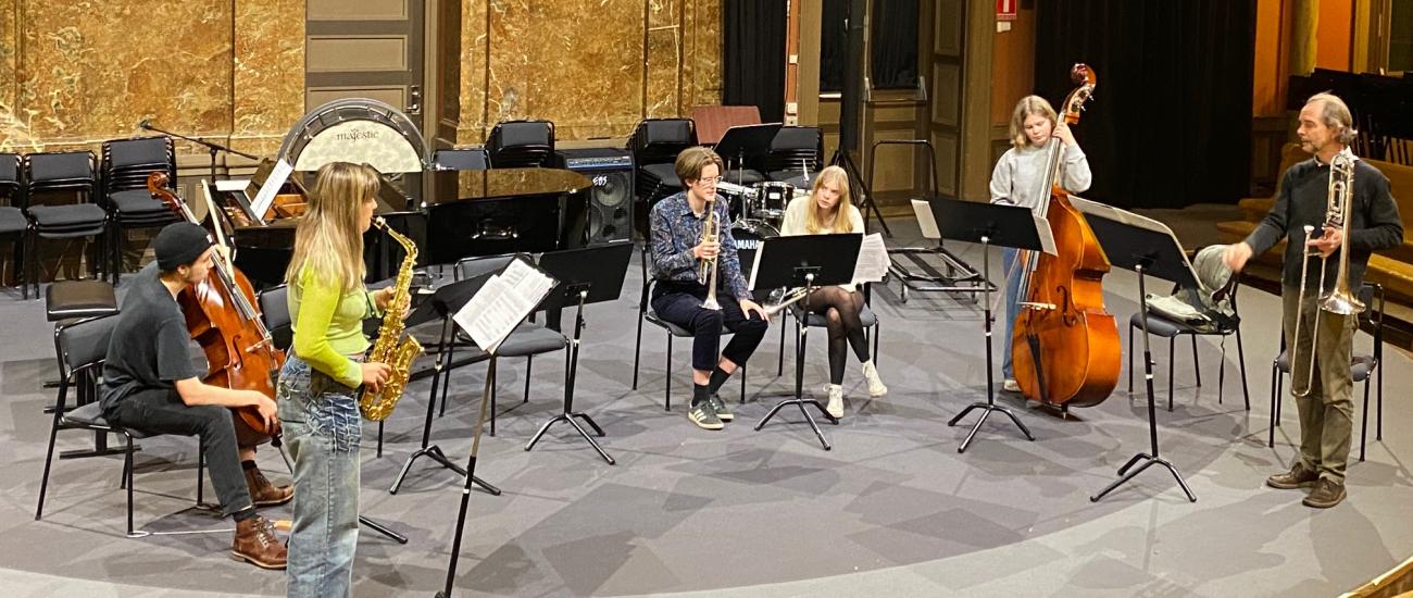 Trombonisten Ivo Nilsson undervisar elever på Södra Latins gymnasium