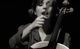 Sévenine Ballon spelar cello